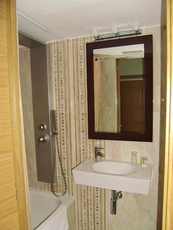 Hostal Miguel Angel Мадрид Екстер'єр фото